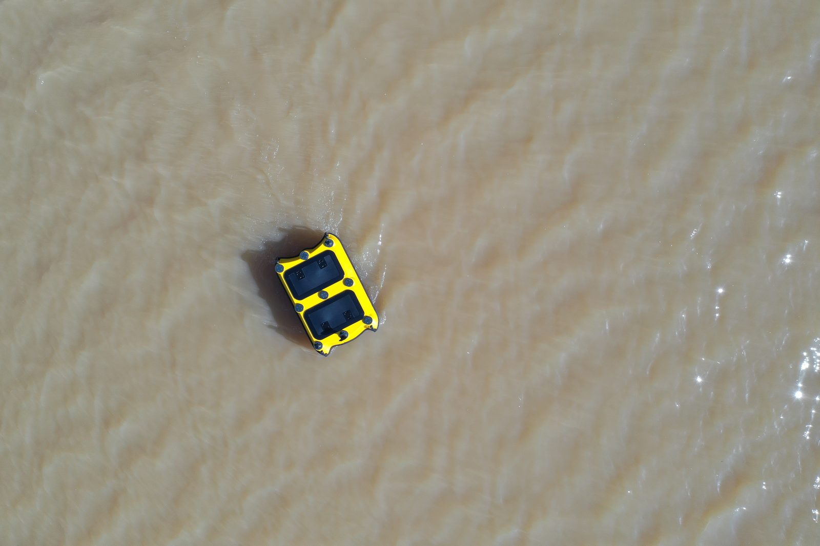 Das gelbe SensorBoat von oben, autonom in einer Sandkuhle unterwegs